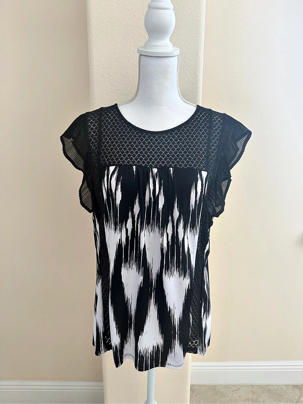 Worthington Abstract Print Lace Yoke Blouse in Black & White Large Like New